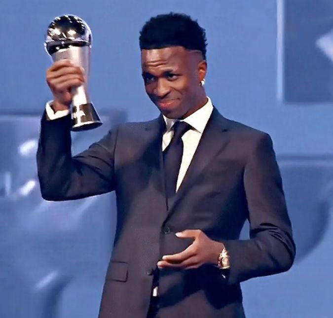 Vini Jr. comemora título de melhor jogador do mundo e recebe apoio de famosos: “Merecido!