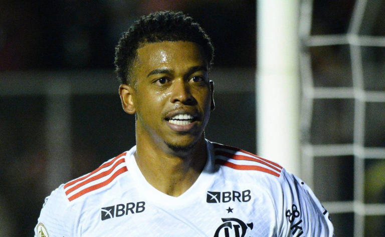 Carlinhos Perto de Novo Destino: Atacante do Flamengo Negocia com o Vitória