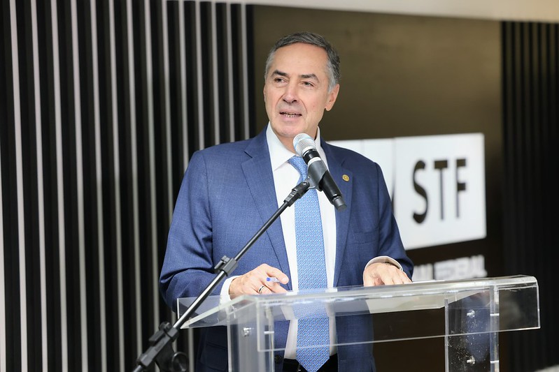 Barroso anuncia que STF irá distribuir gravatas e lenços como forma de retribuir os presentes recebidos pela Corte.
