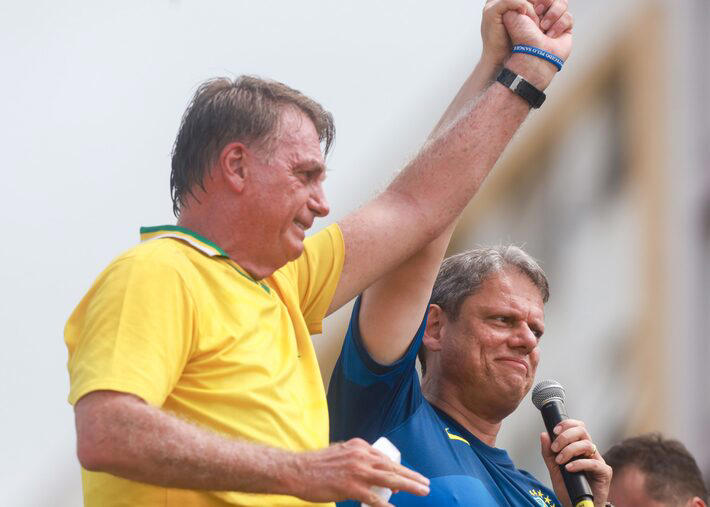 Manifestantes em ato em Copacabana apontam Tarcísio como preferido para 2026, caso Bolsonaro permaneça inelegível.