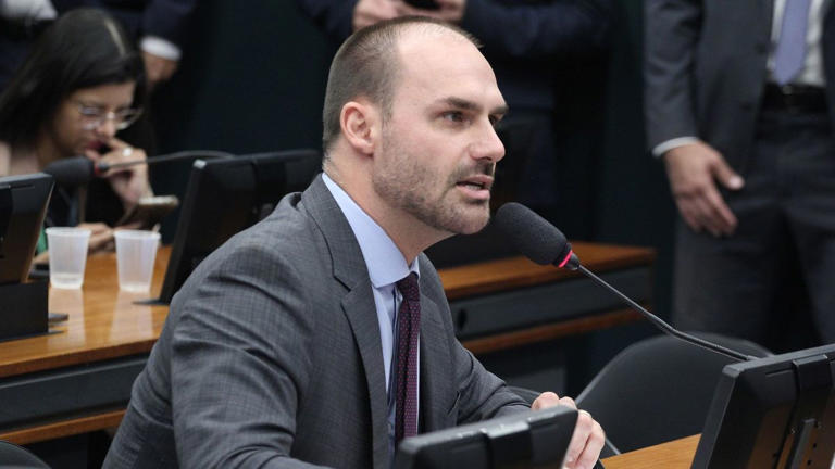 Mandato de Eduardo Bolsonaro chega ao fim da licença e futuro político segue incerto