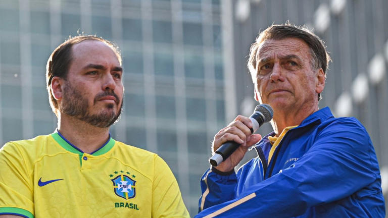 Carlos Bolsonaro denuncia abandono de Jair Bolsonaro por aliados