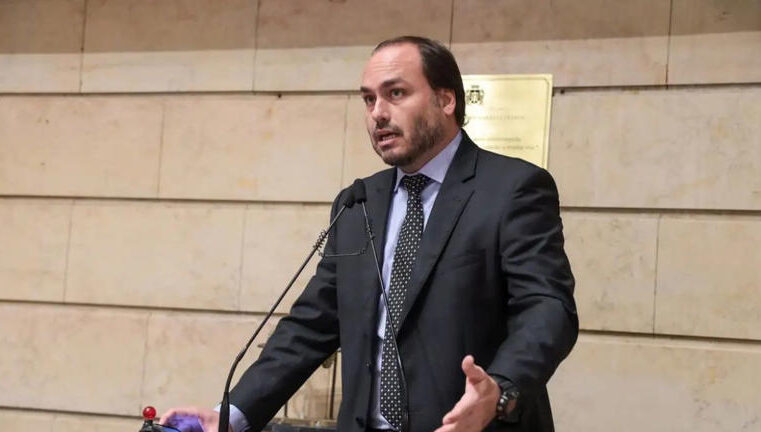 Carlos Bolsonaro ironiza Moraes ao comparar restrições do pai com perfil de criminoso ativo nas redes